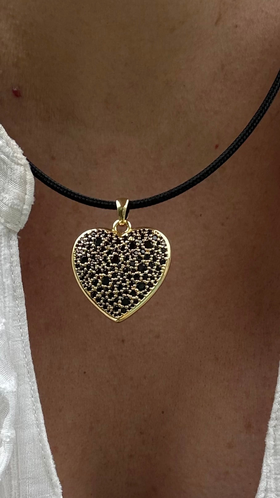 Collar IMÁN Negro Corazón Microcircones