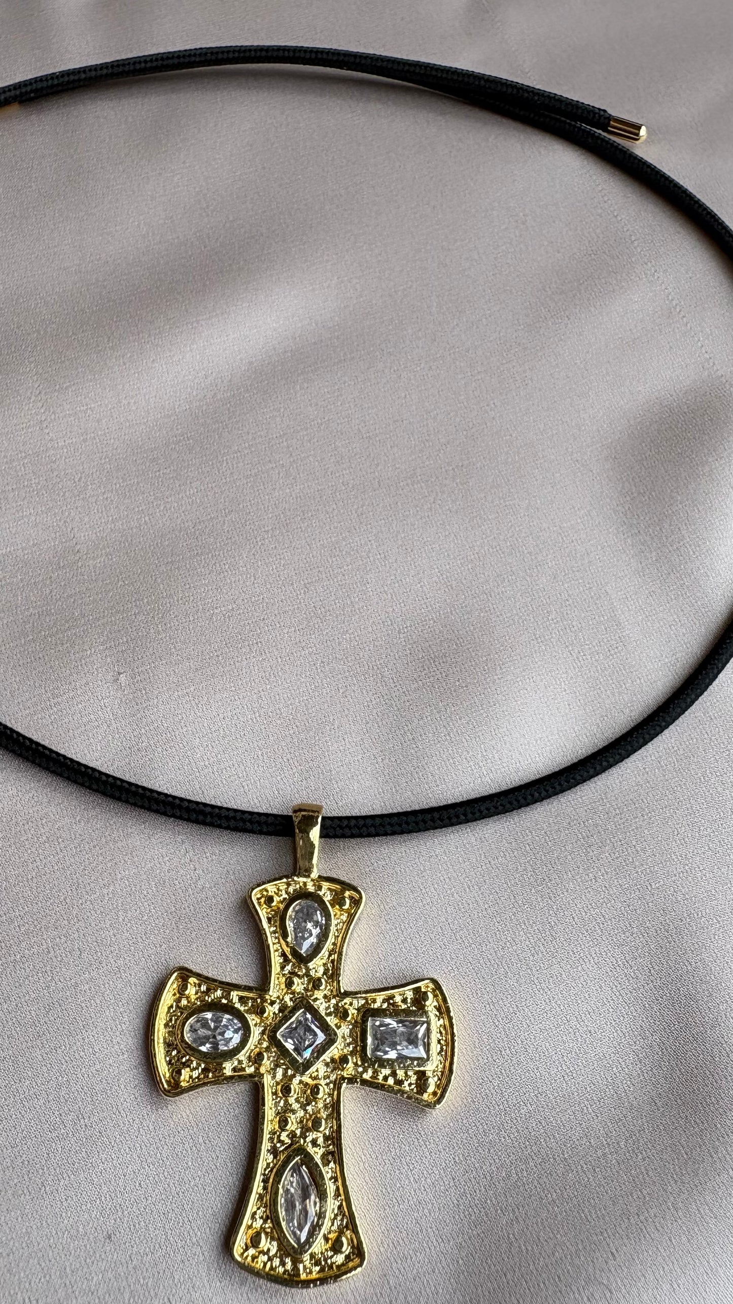 Collar IMÁN Black Cruz