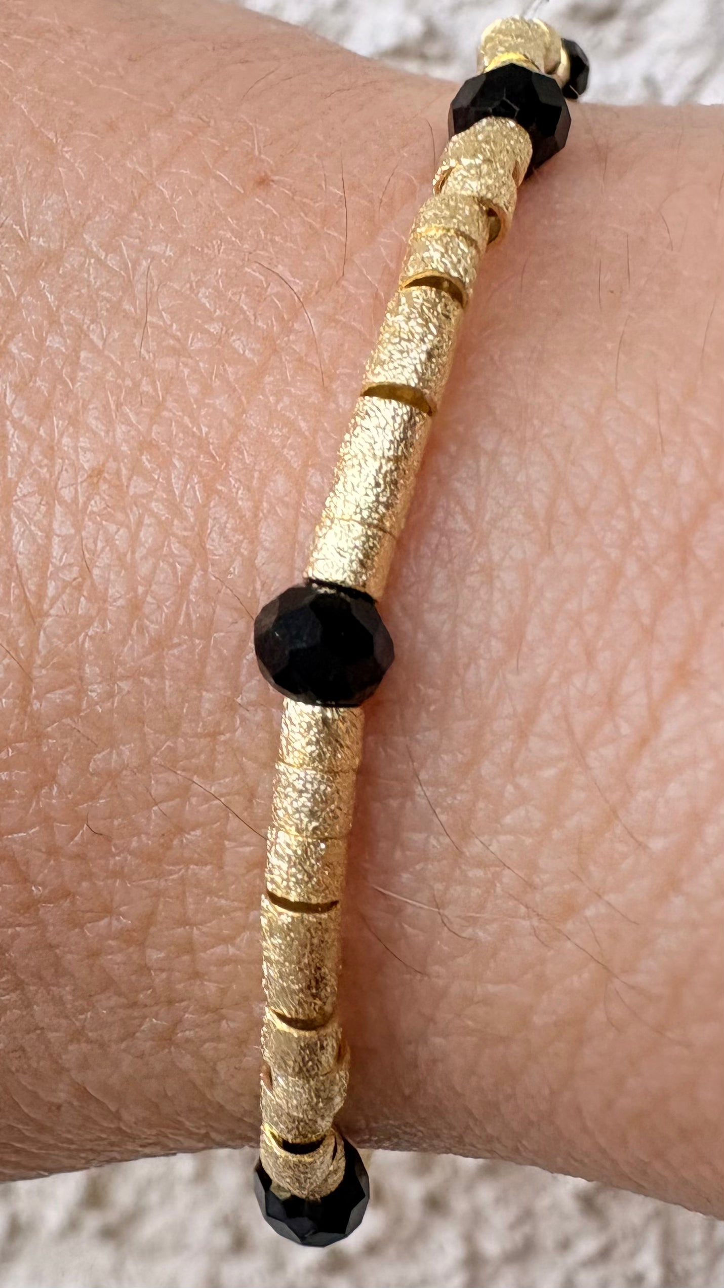Pulsera Mostacilla y ónix enchape en oro