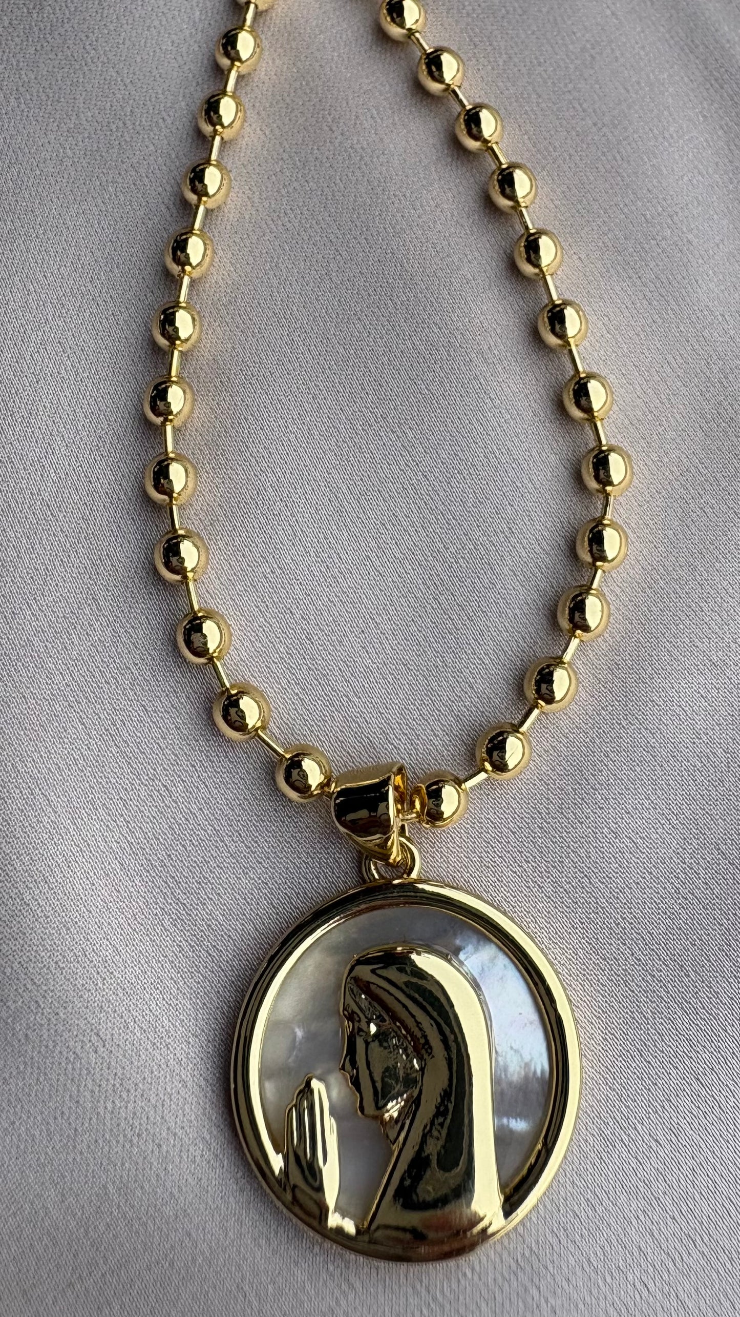 Collar Niña virgen nácar
