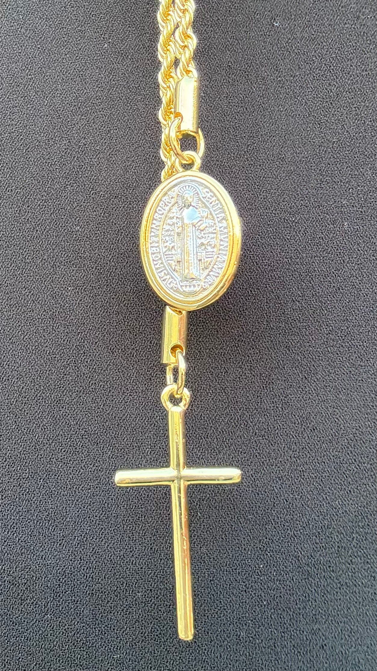Collar de turbillon 1mtro de cadena terminado en dijes religiosos