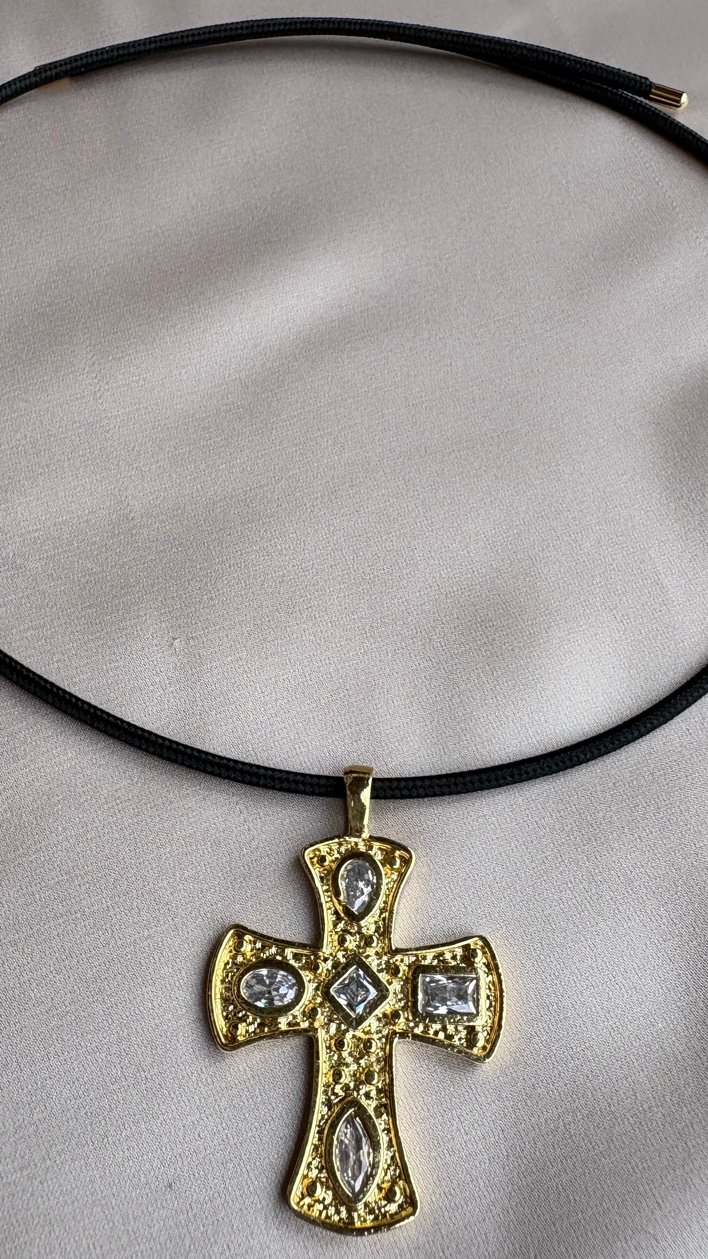Collar IMÁN Black Cruz