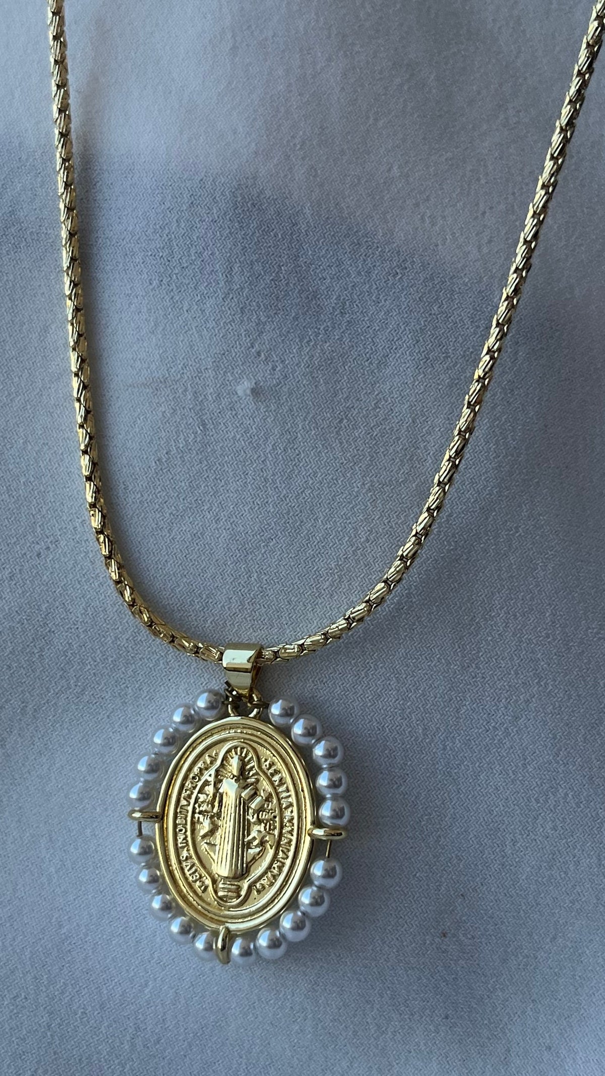 Collar san Benito con perlas