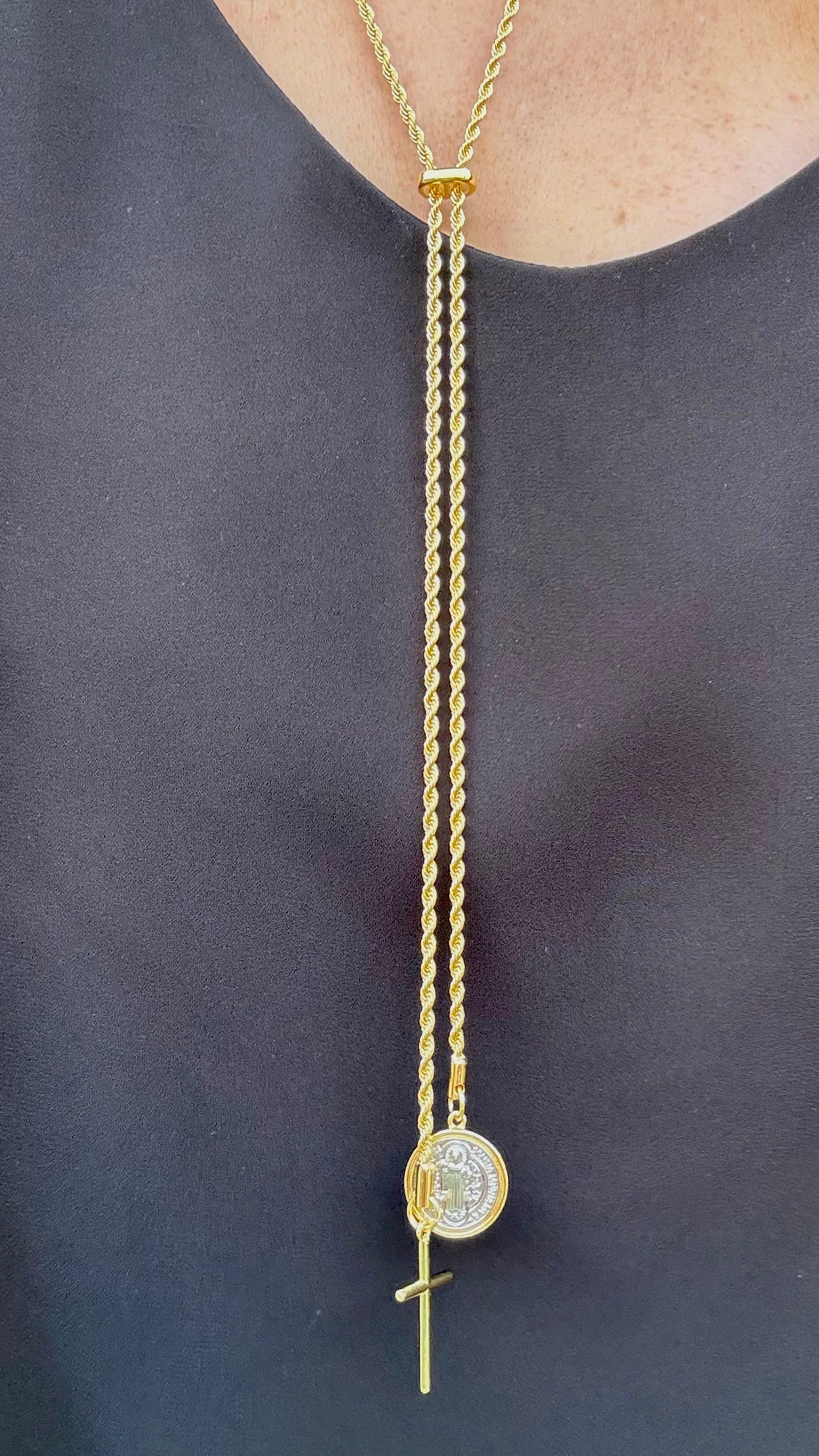 Collar de turbillon 1mtro de cadena terminado en dije san Benito y cruz