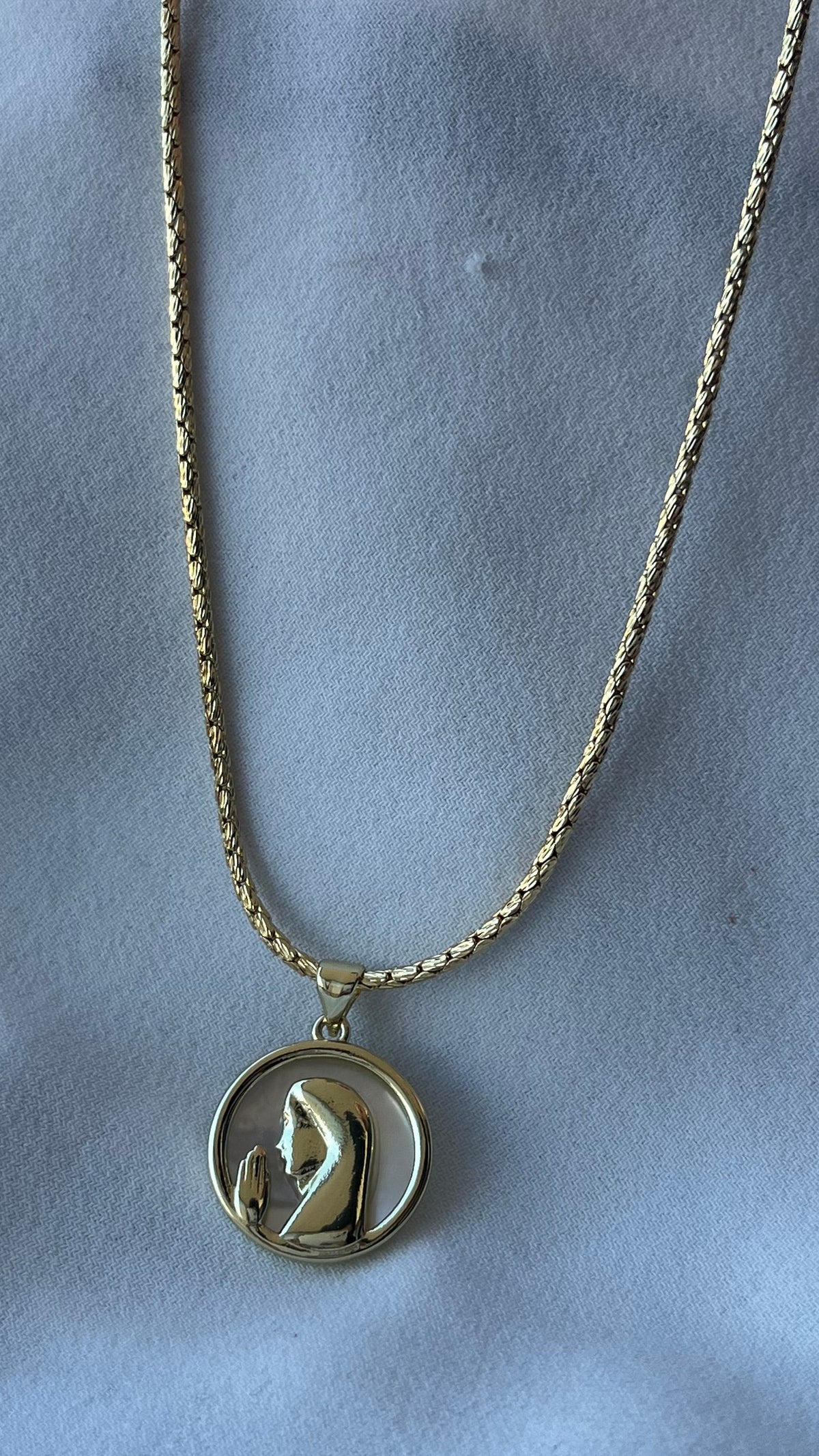 Collar virgen nácar