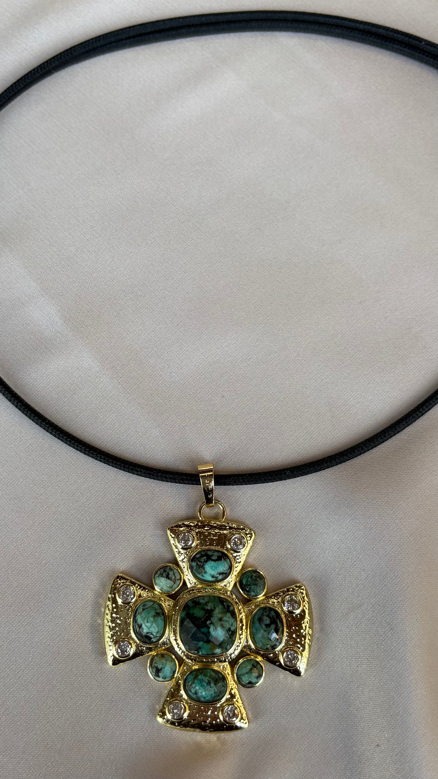 Collar Imán con Cruz Jade