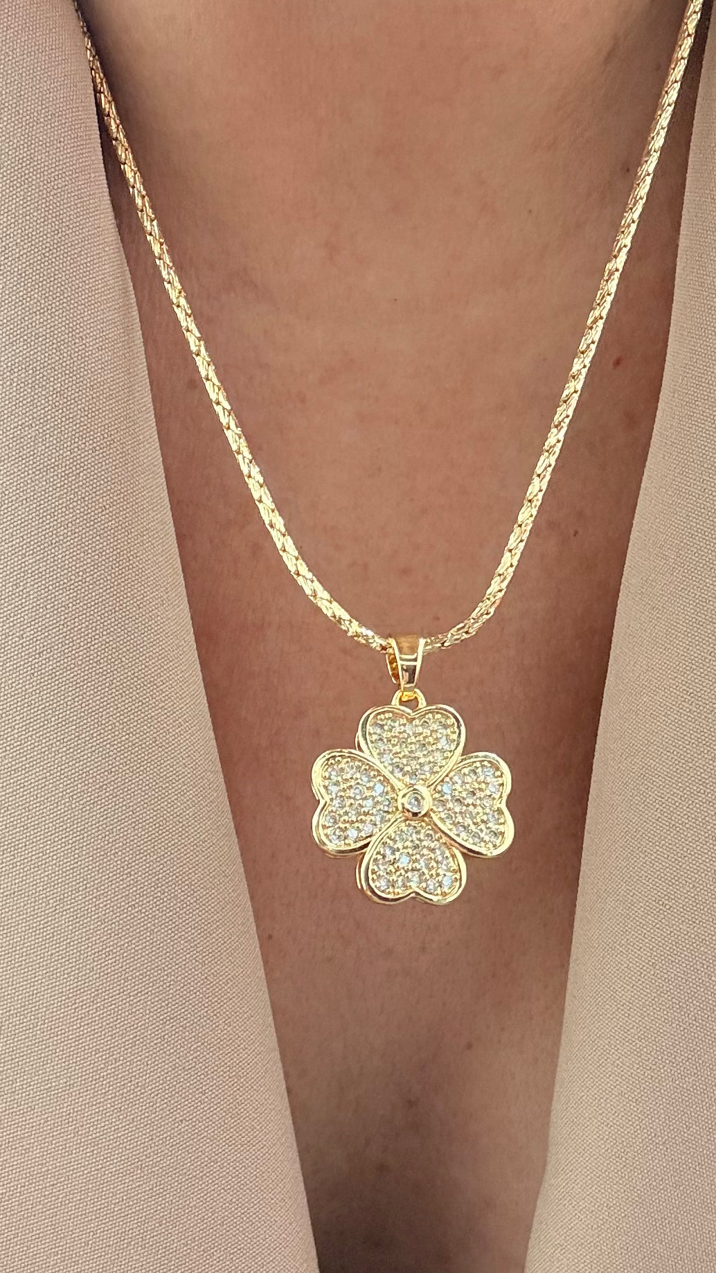 Collar Trébol microcircones enchapado en oro