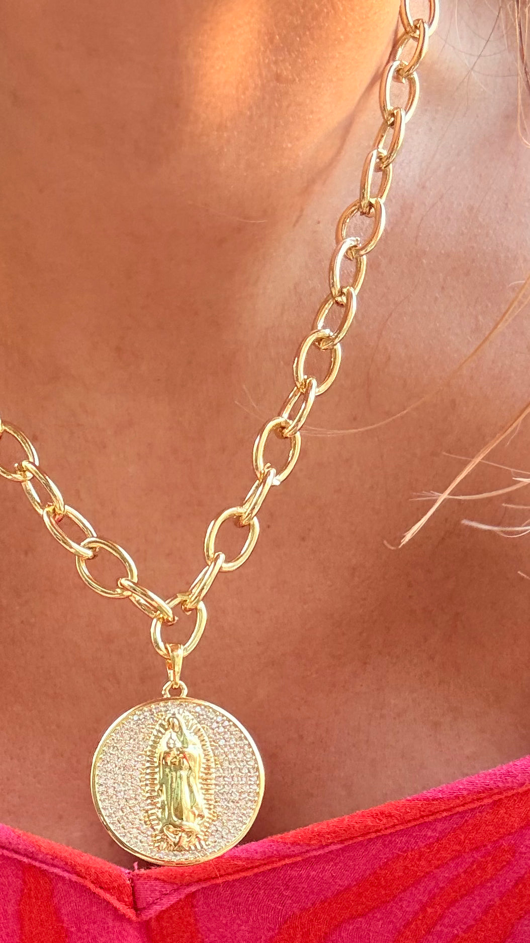 Collar Virgen microcircones enchapado en oro