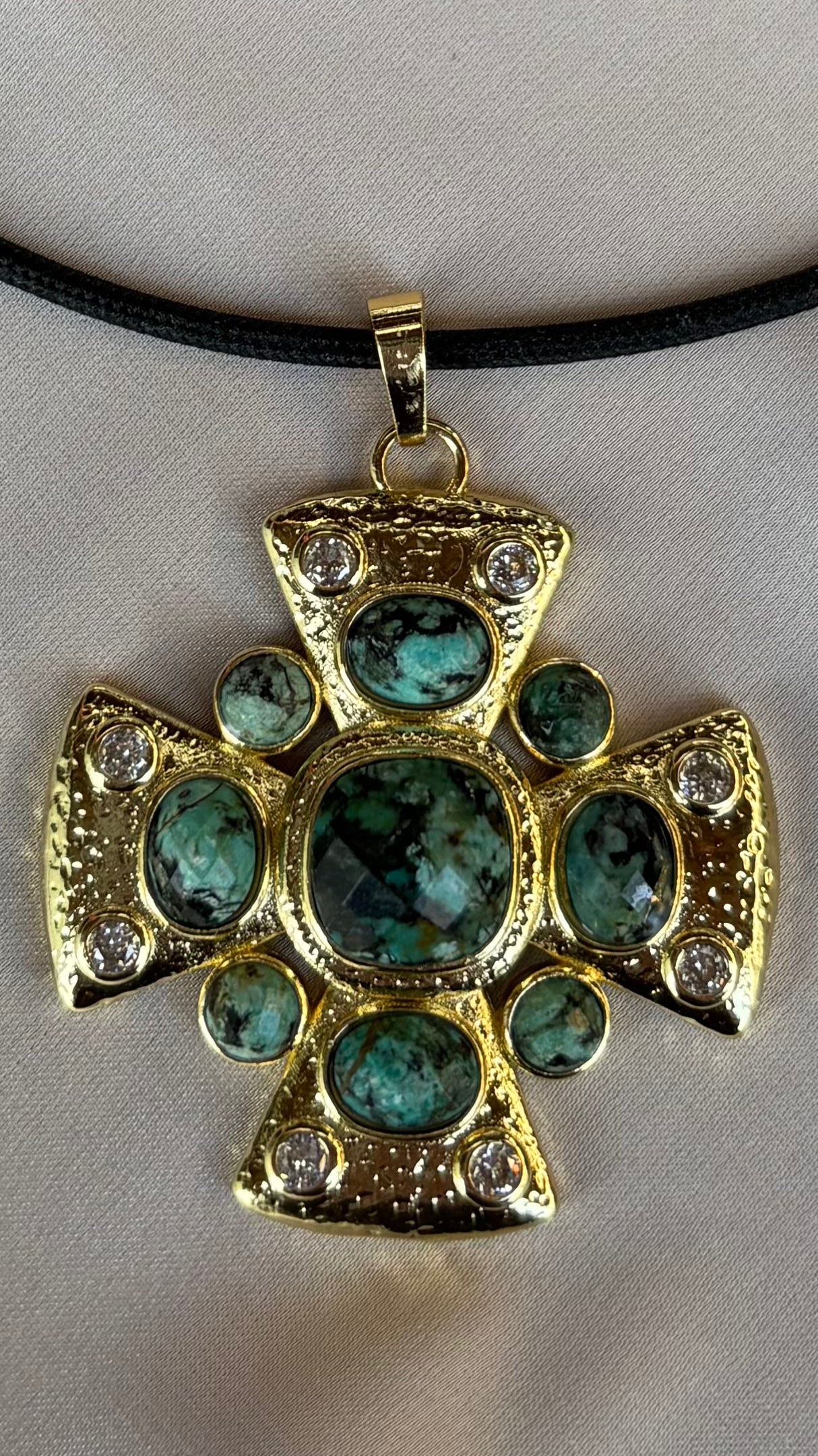 Collar Imán con Cruz Jade