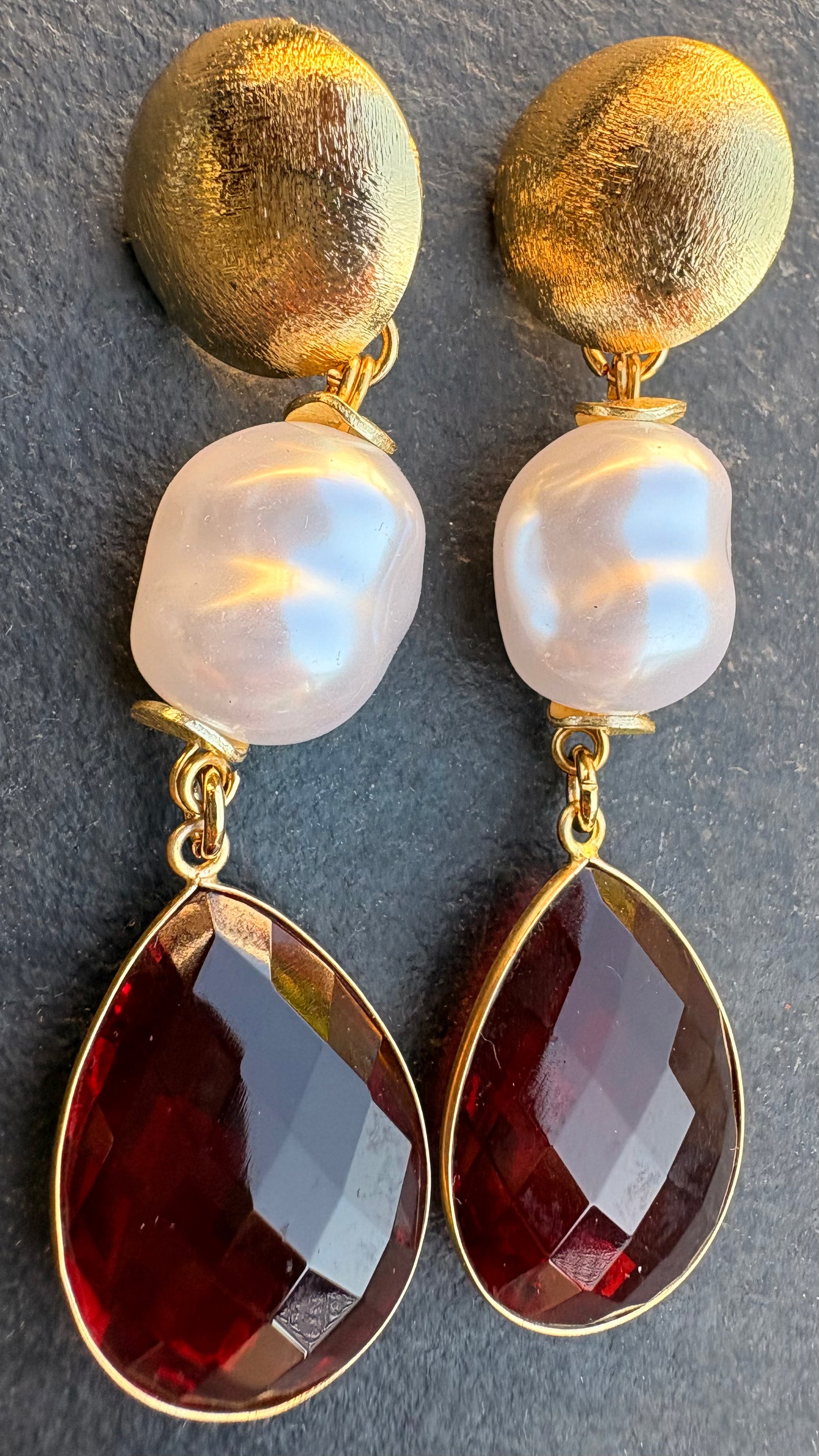 Aros Perla Barroca Kiss burdeo